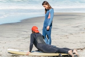 Solana Beach: lezione privata di surf con tavola e muta