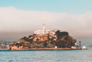 Von San Francisco aus: Nachttour nach Alcatraz, Muir Woods und Wein