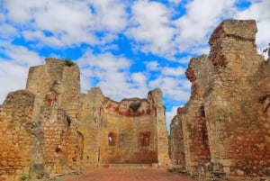 Privat kulturarvspasertur i kolonizonen med en lokal kunstner som guide