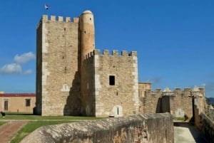 Privat kulturarvspasertur i kolonizonen med en lokal kunstner som guide