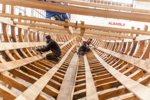 Baskisk valbåt och traditionellt baskiskt ciderhus