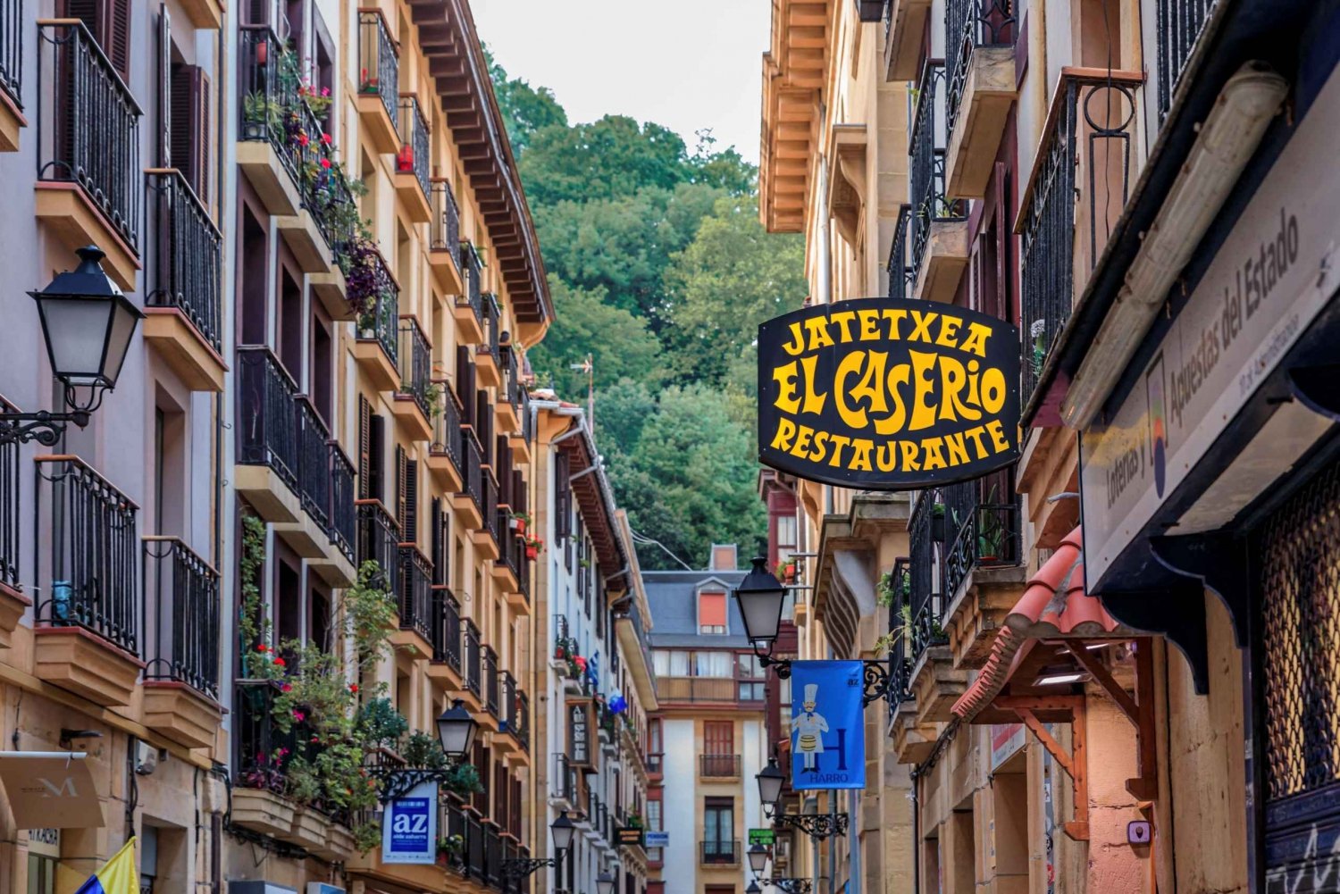 San Sebastian: Private Walking Tour with Pintxo and Drink