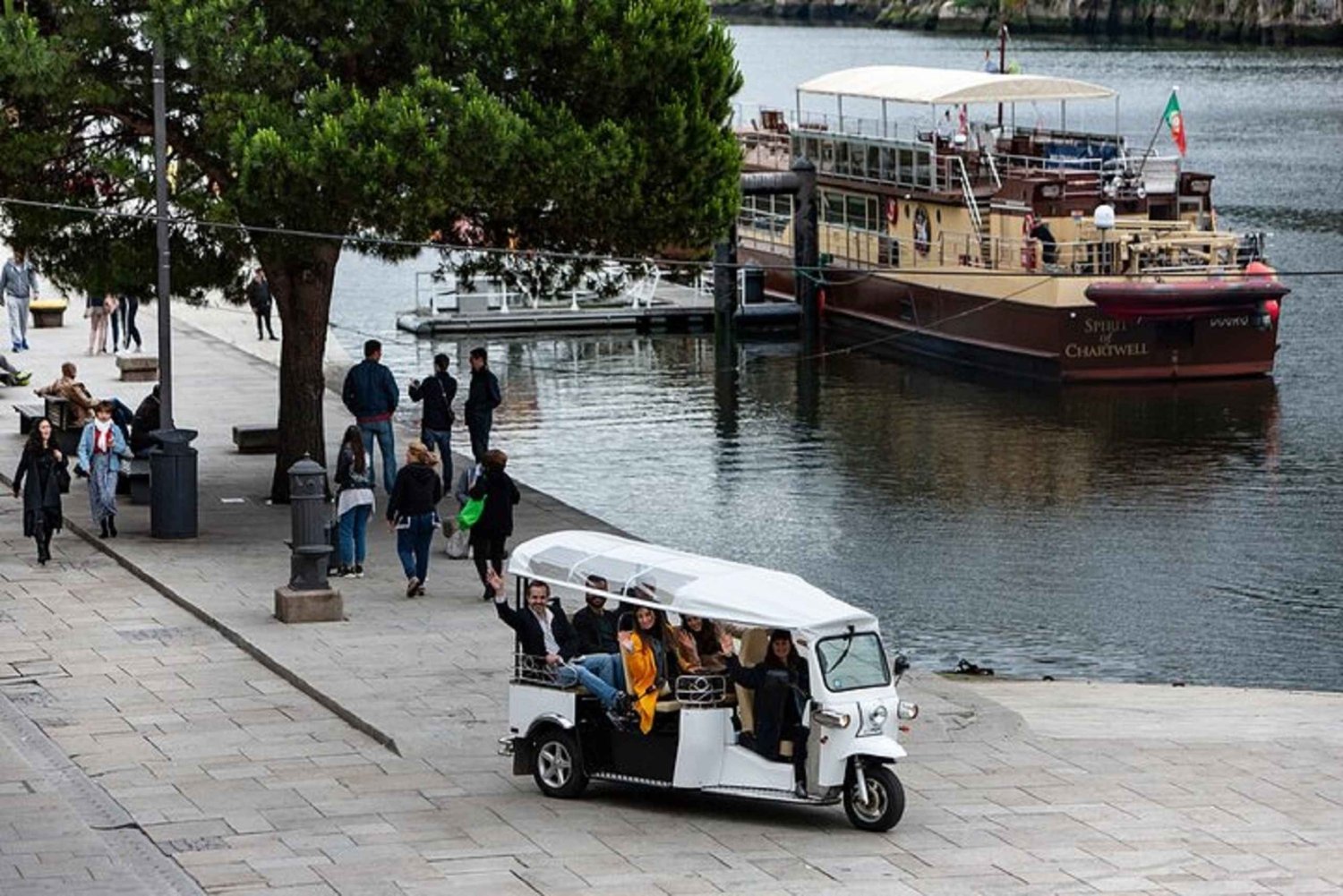 2 tunnin yksityinen Tuktuk-kierros Portossa luostariin ja kellareihin