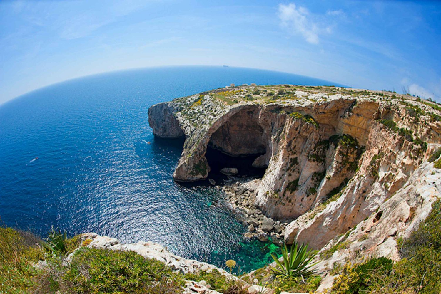 Sininen luola ja sunnuntaimarkkinat Marsaxlokin kalastajakylässä