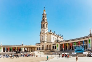Desde Lisboa: Fátima Óbidos Batalha & Nazaré Tour en grupo reducido