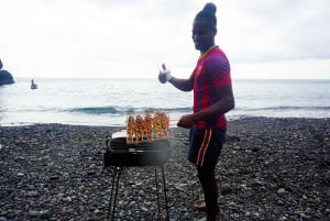 Da Praia: gita in barca, snorkeling, grotta e barbecue sulla spiaggia