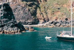 Funchal: Sunrise Private Sailing Trip with Breakfast