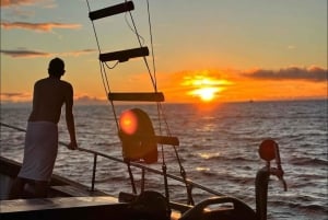 Funchal: Sunset Tour na tradycyjnej Maderze łodzi z napojami
