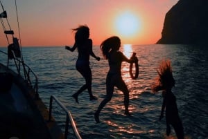 Funchal: Sunset Tour na tradycyjnej Maderze łodzi z napojami