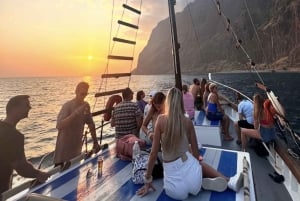Funchal: Sunset Tour na tradycyjnej Maderze łodzi z napojami