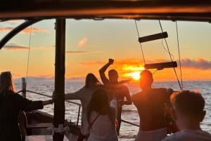Funchal: Sunset Tour na tradycyjnej Maderze łodzi z napojami