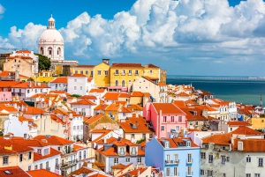 Lisboa: Encantos de Alfama, Tapas, Vino y Crucero en Barco al Atardecer
