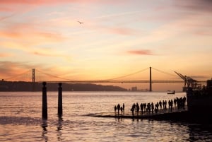 Lisboa: Encantos de Alfama, Tapas, Vino y Crucero en Barco al Atardecer