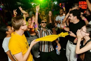 Lisbona Premium Pubcrawl: 1h Open Bar, shot, ingresso al club VIP