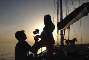 Lisbon: Romantic Cruise with Wine & Portuguese Tapas