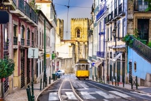 Lisboa: Saint George's Castle Entry & City Self-Guided Tours