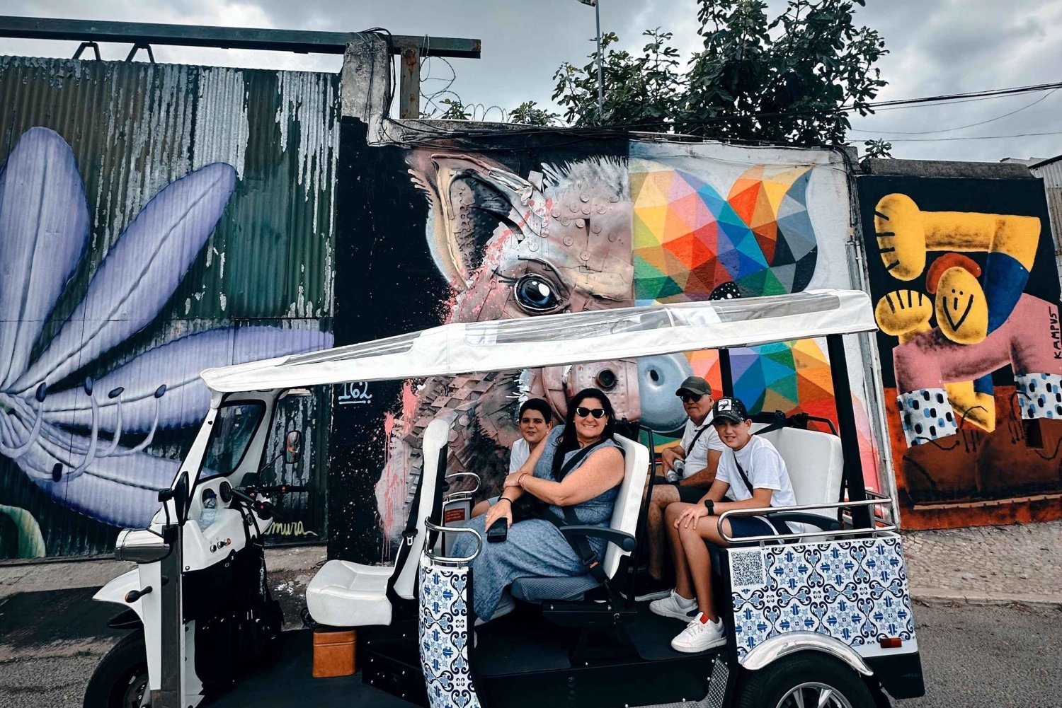 Lisbona: Amanti dell'arte di strada con il Tuktuk