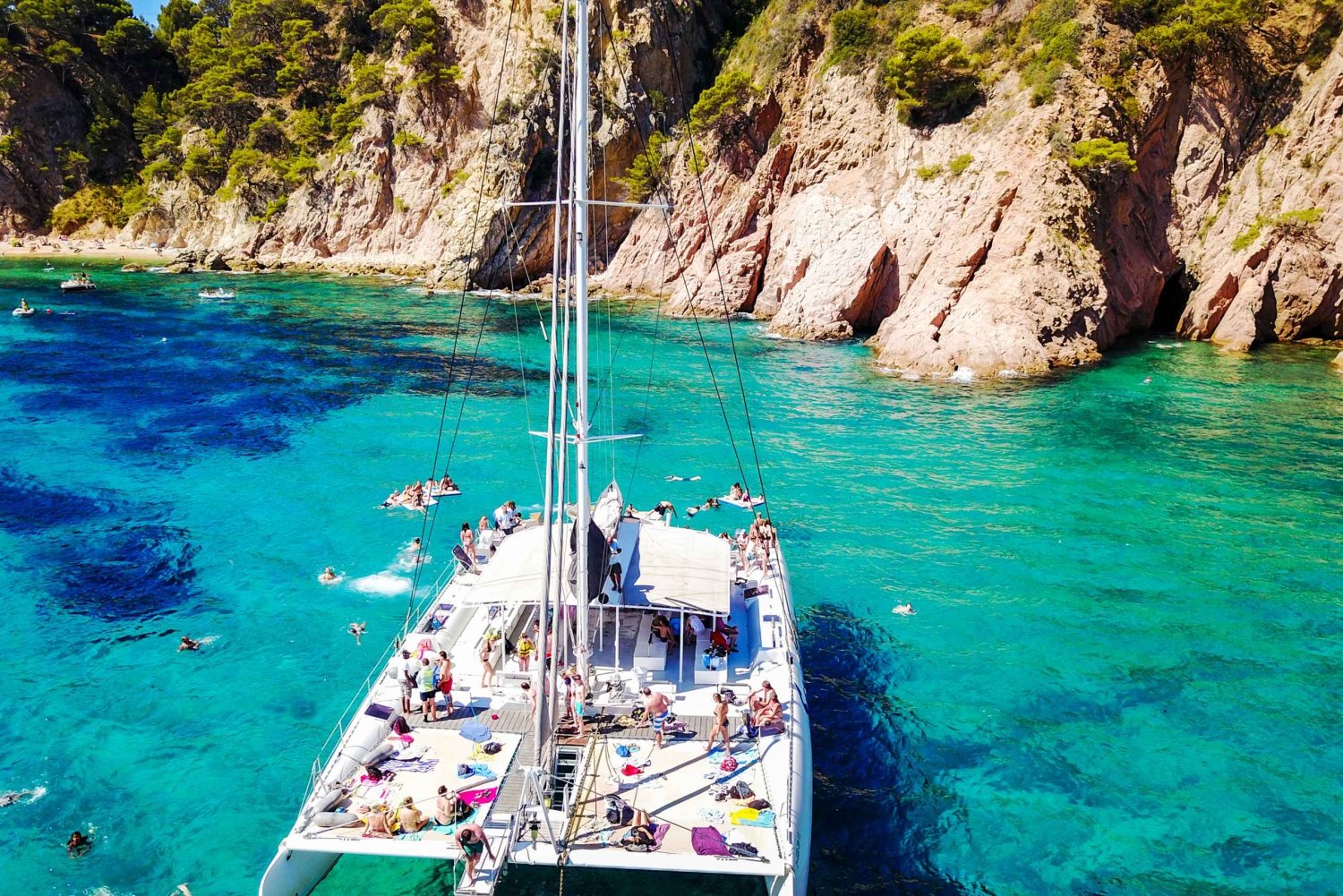 Lloret de Mar: Katamaran-segling med grill och dryck