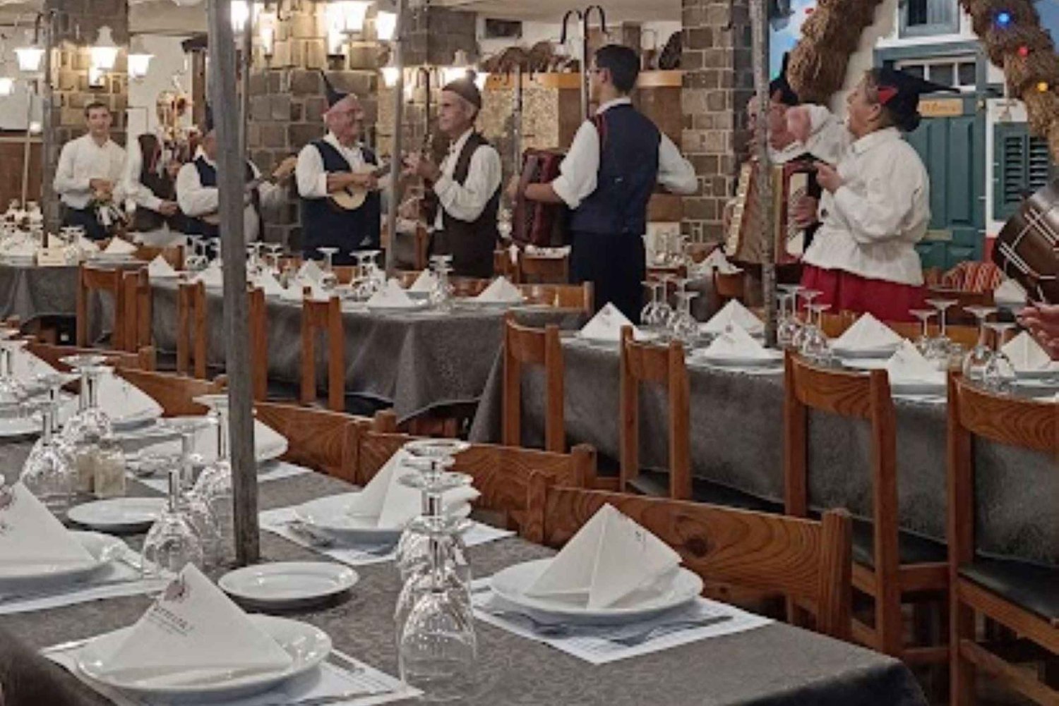 Madère : Spectacle de danse folklorique et dîner local traditionnel