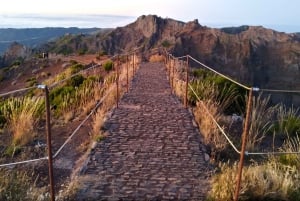 Madera: Wycieczka na wschód słońca z przewodnikiem po Pico Ruivo z odbiorem z hotelu