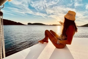 Porto Conte: Escursione in catamarano al tramonto con aperitivo