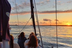 Porto: Festa esclusiva a bordo di un'incantevole barca a vela con aperitivo