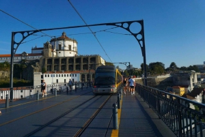 Porto: Yksityinen historiallisen keskustan kävelykierros ja degustointi