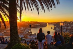 Porto : Visite privée à pied au coucher du soleil avec du vin de Porto et des panoramas