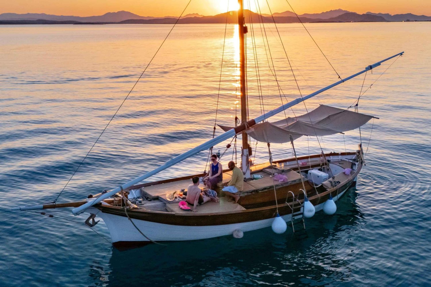 Porto San Paolo : apéritif au coucher du soleil lors d'une croisière vintage à Tavolara