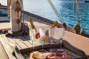 Porto San Paolo: Aperitivo al tramonto in crociera d'epoca a Tavolara