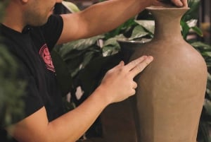 Clase de cerámica con torno y construcción manual