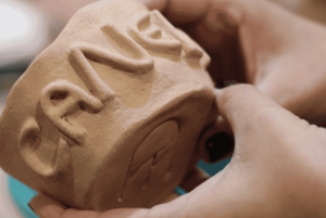 Clase de cerámica con torno y construcción manual