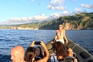 São Miguel: Auringonlaskun veneretki – kultainen valo, kalliot ja luolat