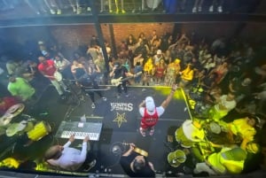 Rio: Pub Crawl a Lapa con degustazione di Cachaça e Samba dal vivo