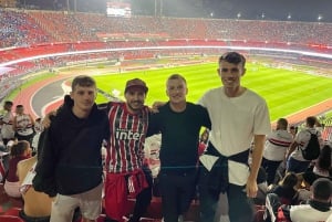 São Paulo: Osallistu jalkapallo-otteluun Sao Paulossa paikallisen kanssa.