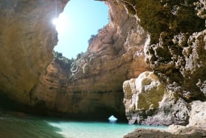 Виламура: частная экскурсия на лодке по пещере Бенагил и пляжу Маринья