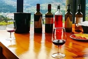 Au départ de Funchal : visite guidée sur le thème du vin de Madère, téléphérique et déjeuner typique.