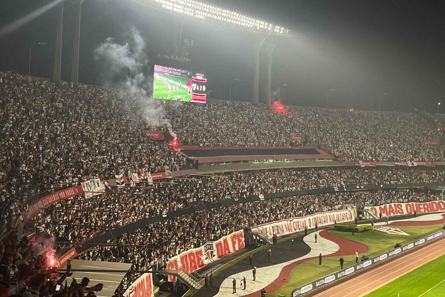 Guarda una partita del São Paulo FC allo stadio Morumbi