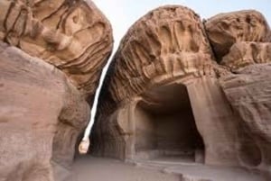 Alula: Hegra Guided Tour