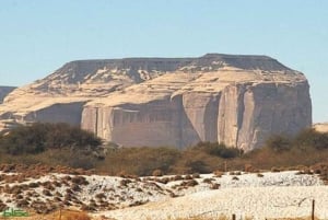 Dagtrip AlUla Tour met Olifantenrots en de Boog