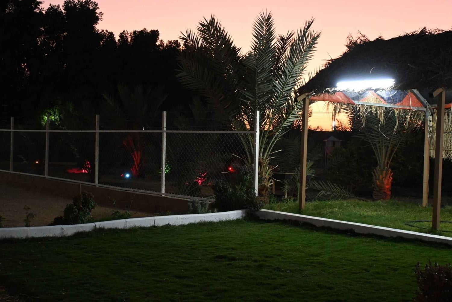 Maailman reunalla 2: Vaellus ja kameli-/hevostila