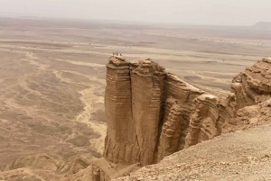 From Riyadh: Edge of the World Jabal ALfehrain Day Trip