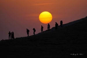 Escursione ai confini del mondo di Riyadh, giro in cammello, visita alle grotte e cena