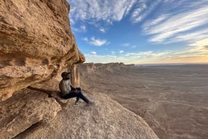 Escursione ai confini del mondo di Riyadh, giro in cammello, visita alle grotte e cena