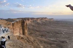 Escursione ai confini del mondo di Riyadh, giro in cammello, visita alle grotte e cena