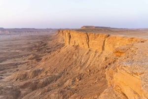 Desde Riad: Excursión de un día a las Montañas Tuwaiq y la Meseta de Najd