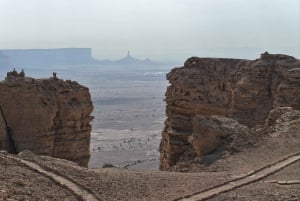 From Riyadh: Edge of the World and Darb Al-Manjoor Adventure