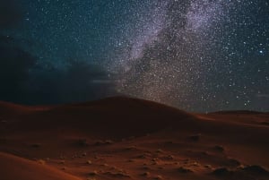 Depuis Riyad : Randonnée dans le désert avec dîner et observation des étoiles