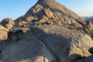 Jeddah: Moon Mountain Guided Hiking Tour with Snacks