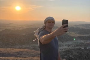 Jeddah: Moon Mountain Guided Hiking Tour with Snacks